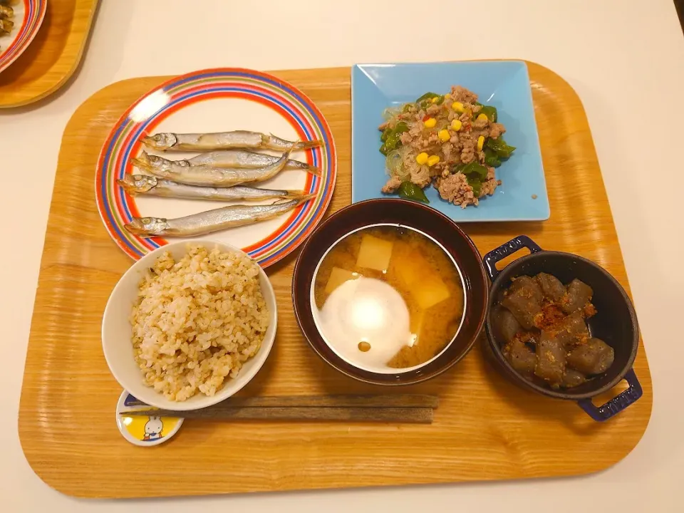 今日の夕食　ししゃも、ひき肉と春雨の塩麹炒め、こんにゃくめんつゆ煮物、玄米、高野豆腐味噌汁|pinknari🐰🌈さん