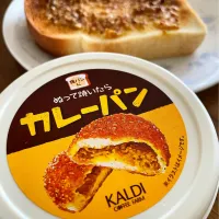 Snapdishの料理写真:KALDIの「カレーパン」ペーストを塗って焼くだけでカレーパン風味に。|akkioさん