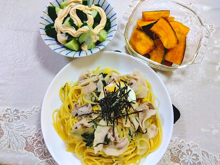 Snapdishの料理写真:和風パスタの夜ご飯😊
(豚バラ軽く茹でる、🧅水菜エリンギ🌽炒め、
肉少し塩胡椒、味付けはめんつゆ、胡麻油、
温泉卵に甘醤油、海苔)
*🥒はカルディ明太マヨネーズ、🎃はレンチン|m.rafuさん