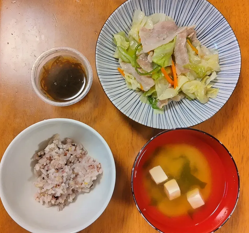 Snapdishの料理写真:2023 0806　豚バラ肉の塩レモン蒸し　もずく　お味噌汁|いもこ。さん