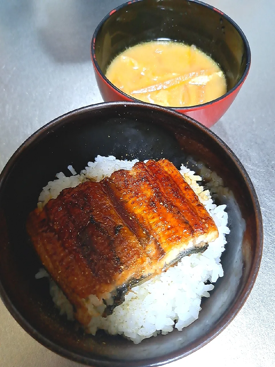 Snapdishの料理写真:鰻丼&大根と油あげの味噌汁|Riapple🍎さん