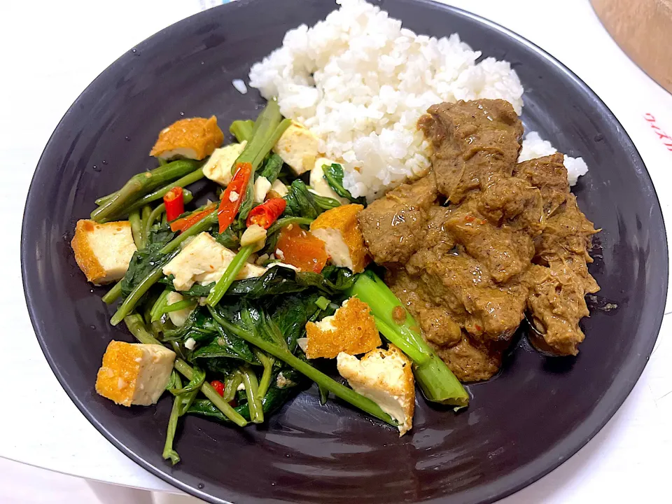 Snapdishの料理写真:Nasi rendang|yeni kartikasariさん