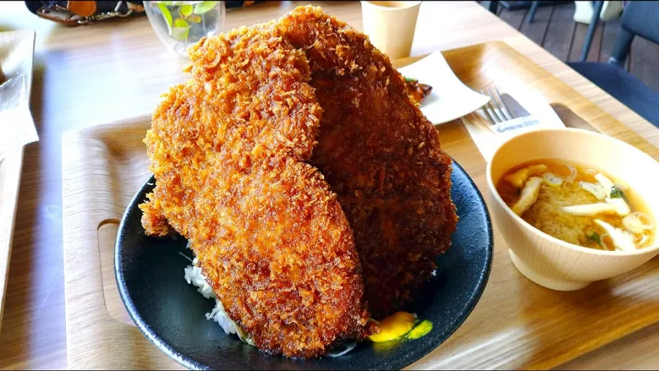 8/17のランチ
山梨県河口湖町
旅の駅内のレストランで
そびえ立つカツ3枚がのっている
カツ丼|卯月さん