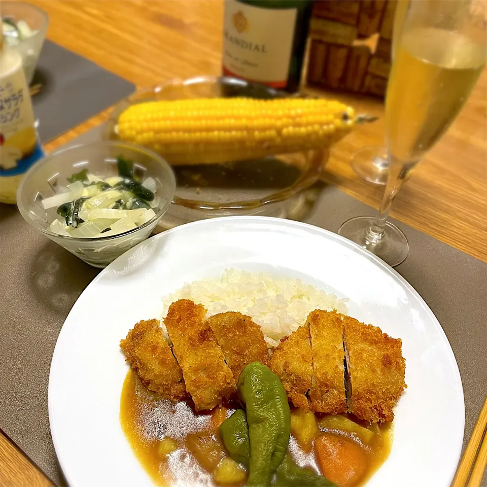 2023/08/18 Kスペシャルカツカレー、玉ねぎとワカメのサラダ、魚焼グリルで焼とうもろこし|kykyさん