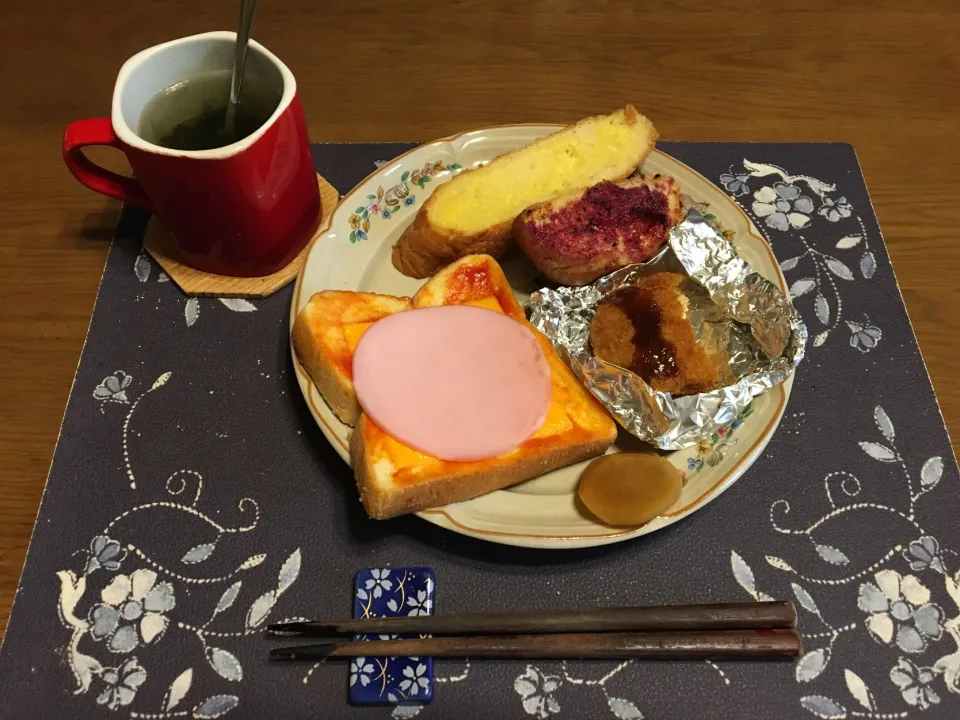 ハムチーズトースト、ガーリックトースト、カシスジャムトースト、コロッケ(朝ご飯)|enarinさん