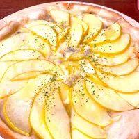 Snapdishの料理写真:りんごとゴルゴンゾーラのピザ🍕|youkoさん