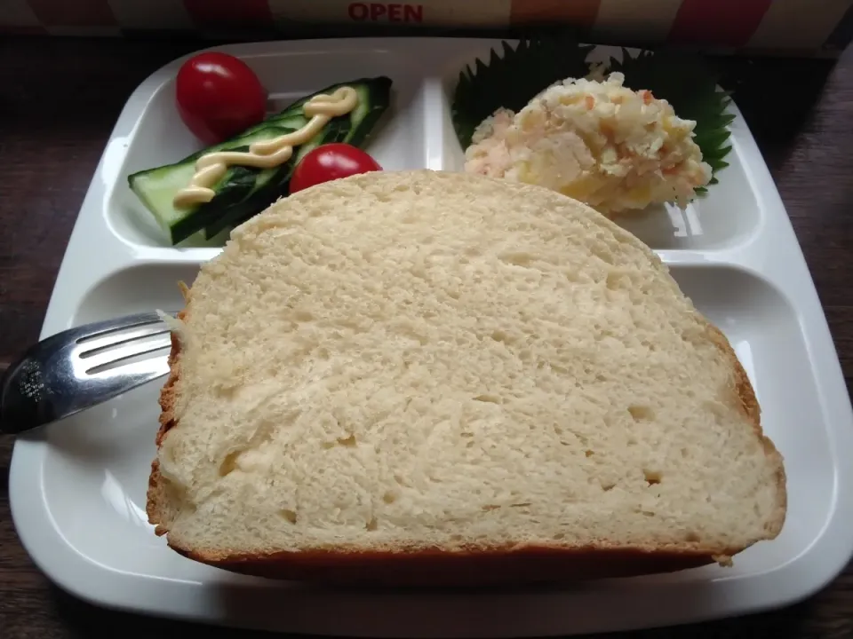 Snapdishの料理写真:プレーン食パン、タラモディップ、きゅうりとミニトマト|にんにくと唐辛子が特に好き❤️(元シャリマー)さん