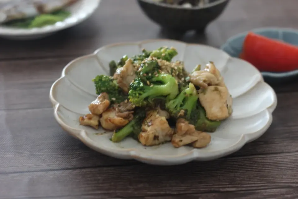 Snapdishの料理写真:鶏胸肉とブロッコリーのオイバタ炒め|ちいさなしあわせキッチンさん