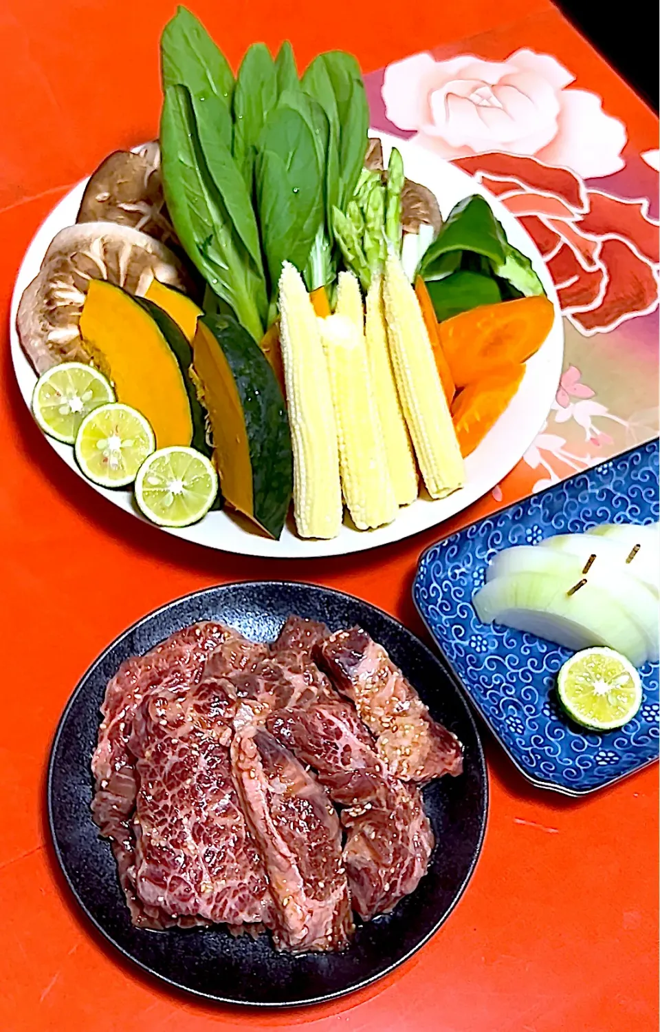 今日は、ハラミ(600g)の焼肉です。ベビーコーン🌽とベビー青梗菜🥬とアスパラとドンコ🍄とナンキン🎃とニンジン🥕とピーマン🫑と玉ねぎ🧅とスダチ。|リキュール ポアロさん