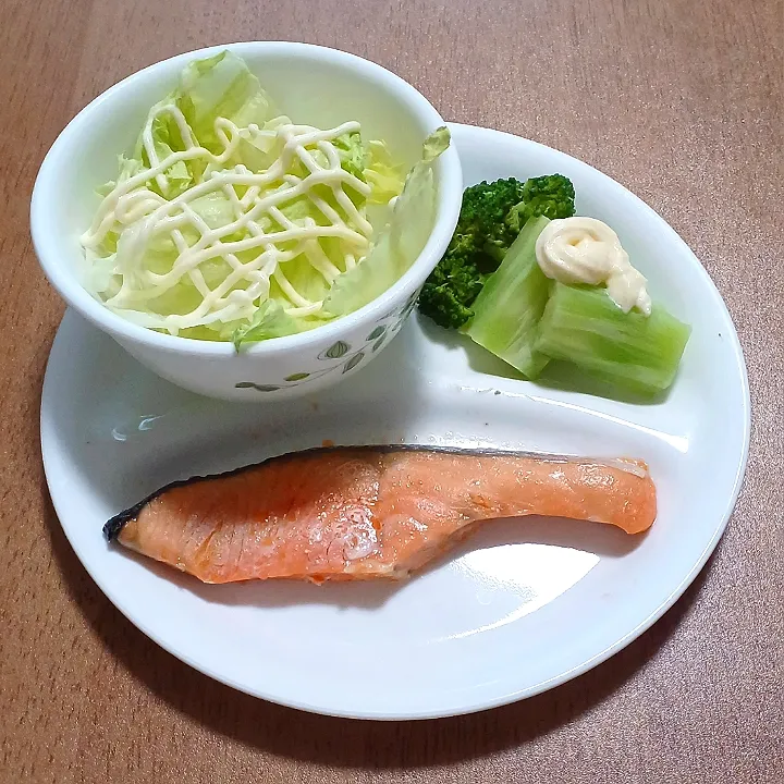 塩鮭
レタスサラダ
ブロッコリー
ご飯🍚|ナナさん