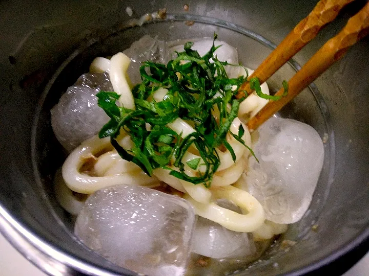 なめ茸と肉そぼろ入り胡麻ダレ冷やしうどん(大葉トッピング)|darkbaronさん