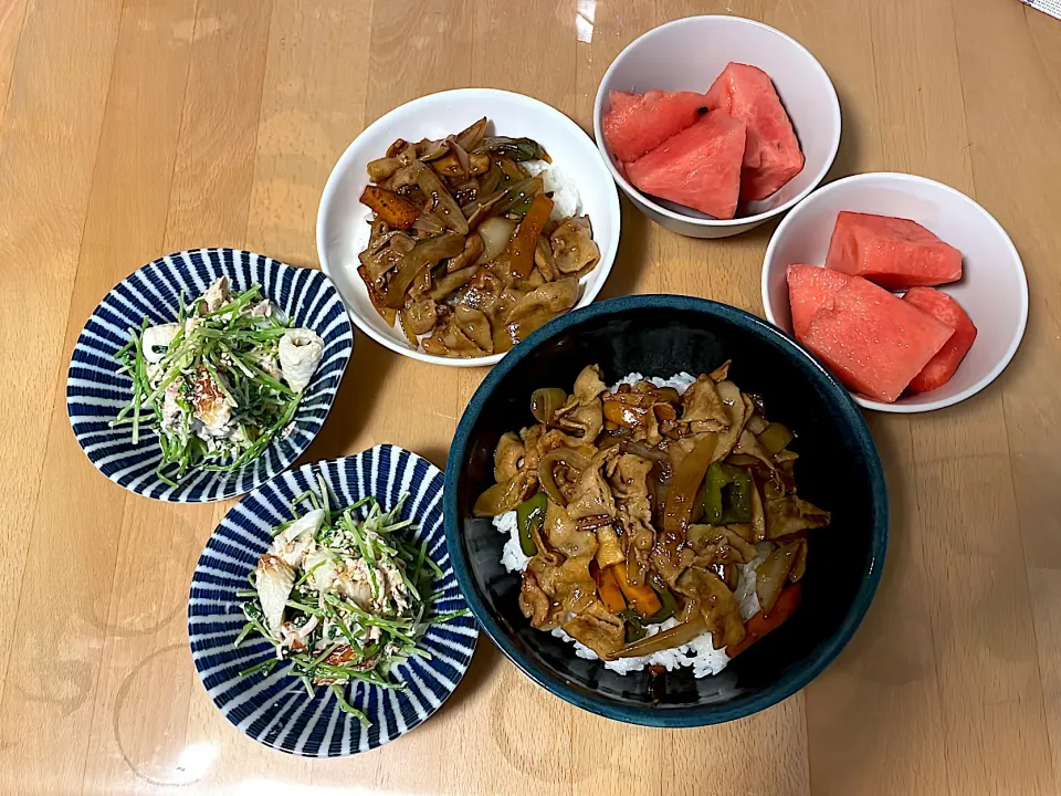 野菜焼肉丼　ちくわと豆苗のツナマヨ和え　スイカ|そのみさん