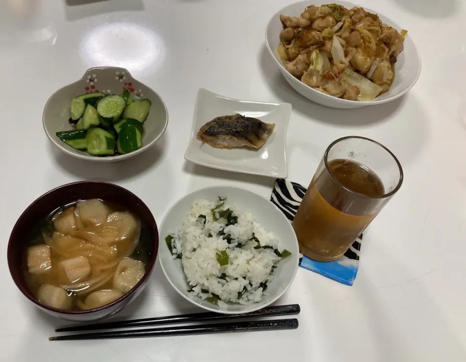 Snapdishの料理写真:晩御飯☆わかめご飯☆ぼんじり炒め☆胡瓜の酢の物☆縞ほっけの塩焼き☆みそ汁（玉葱・麩わかめ）|Saharaさん