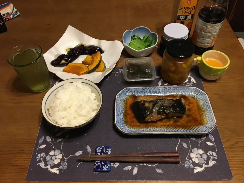 Snapdishの料理写真:カレイの煮付け、茄子と薄切りかぼちゃの素揚げ、もずく酢、小松菜のお浸し(夕飯)|enarinさん