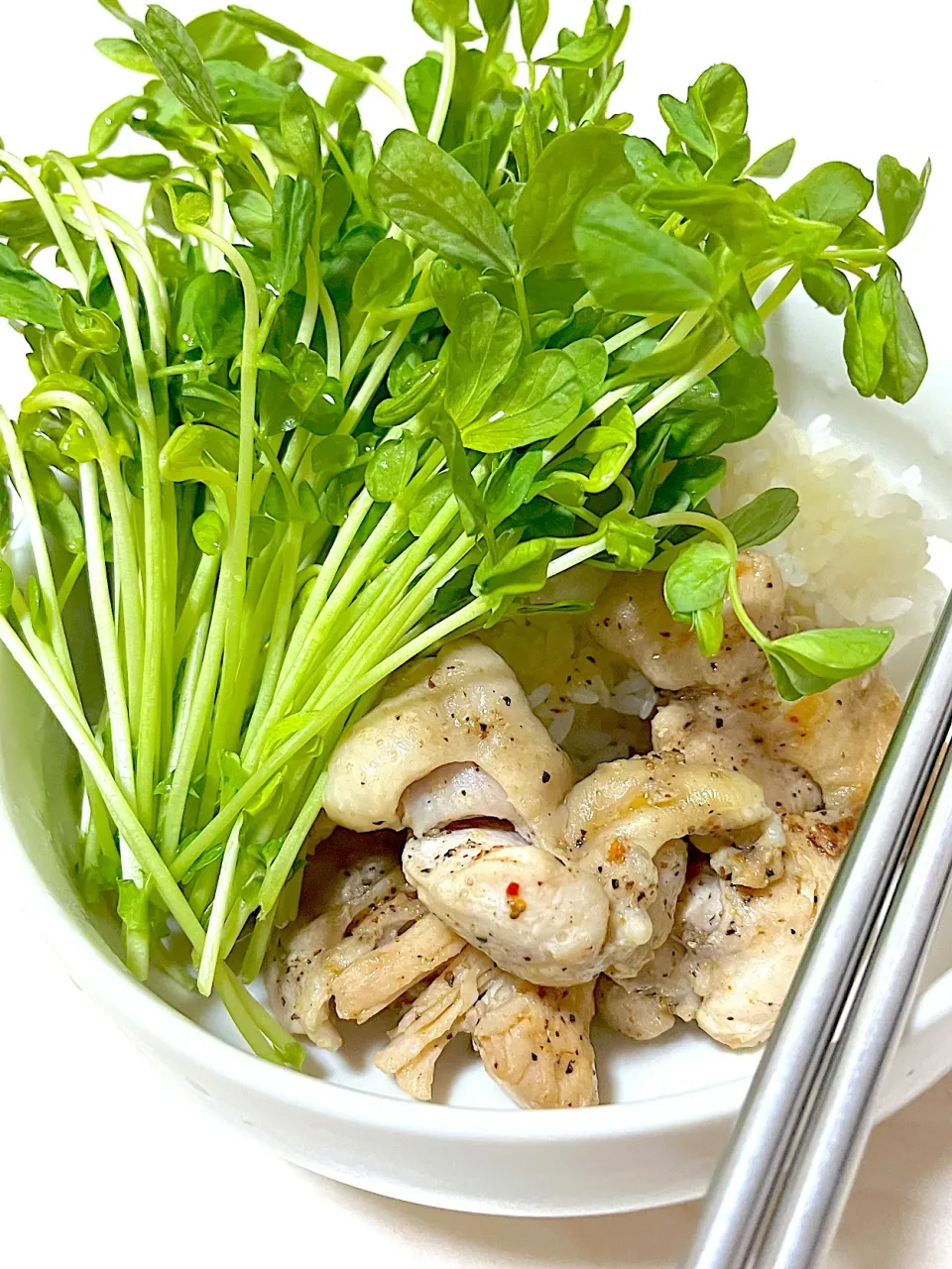 1人暮らしの男飯『鶏肩肉と豆苗のせ丼』|さかきちさん