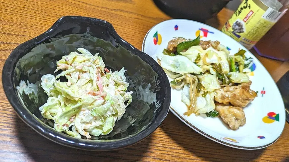 Snapdishの料理写真:キャベツ&焼きベーコンのコールスローとぶたこまニラ炒め|かこさん