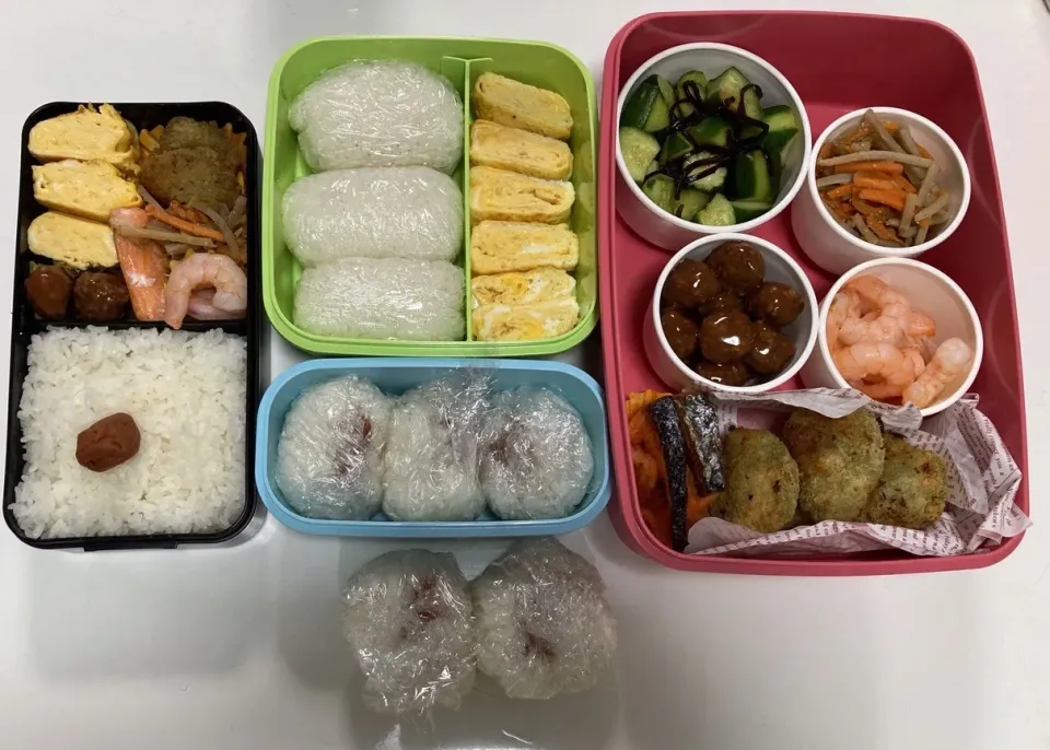 Snapdishの料理写真:部活弁当と応援弁当。☆ミートボール☆卵焼き☆鮭☆きんぴらごぼう☆海苔塩チキン☆海老のバジルオイルソテー☆胡瓜の酢の物（パパママ用）|Saharaさん