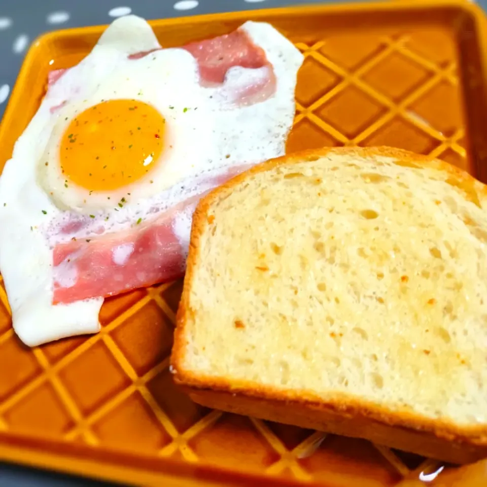 手作り食パンと半熟目玉焼きでモーニング！|なと_1641さん