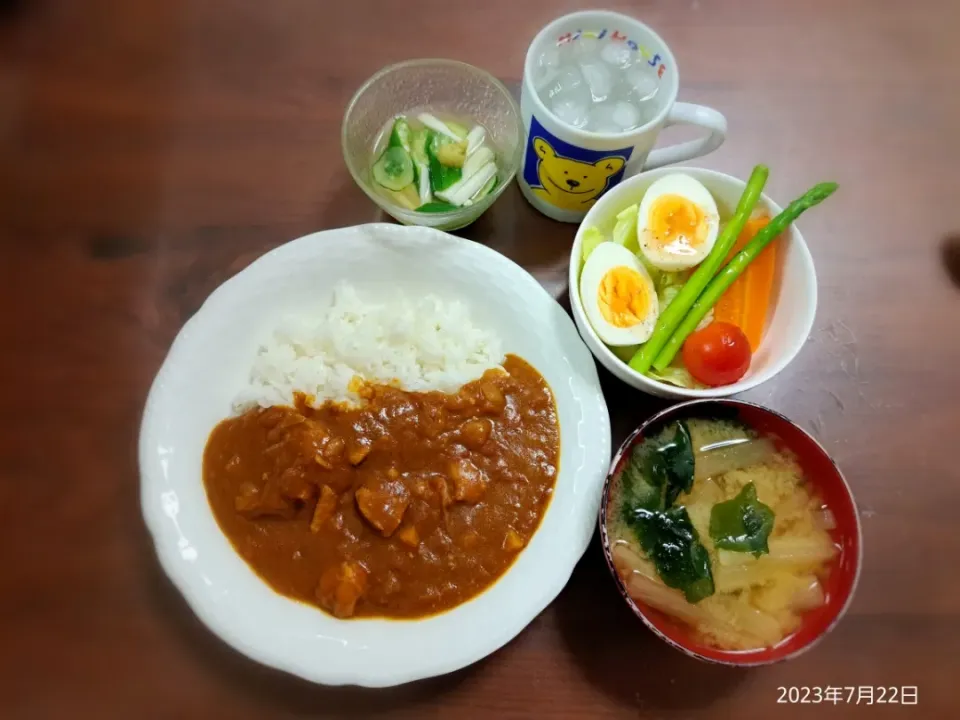 Snapdishの料理写真:2023年7月22日の晩ご飯
チキンカレーライス
野菜サラダ
長芋とオクラの出汁和え
大根とわかめのお味噌汁
焼酎水割り|ソラ♂のご飯さん