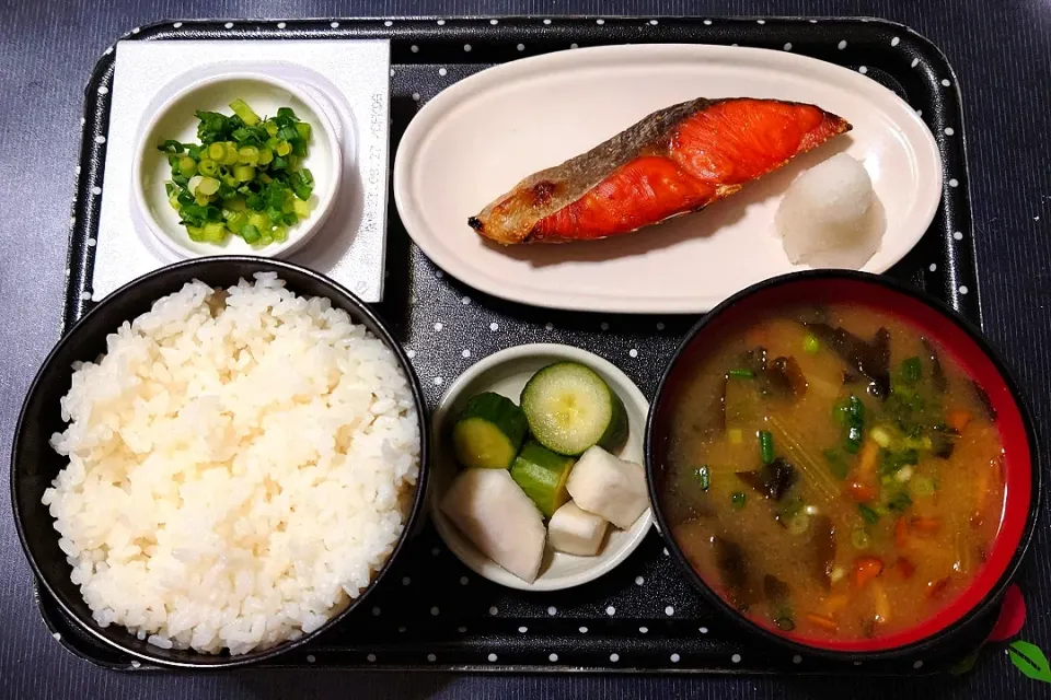 今日の朝ごはん（ごはんに焼鮭（紅鮭）、納豆、江戸菜となめこのみそ汁、かぶときゅうりの漬物）|Mars＠釜飯作り研究中さん