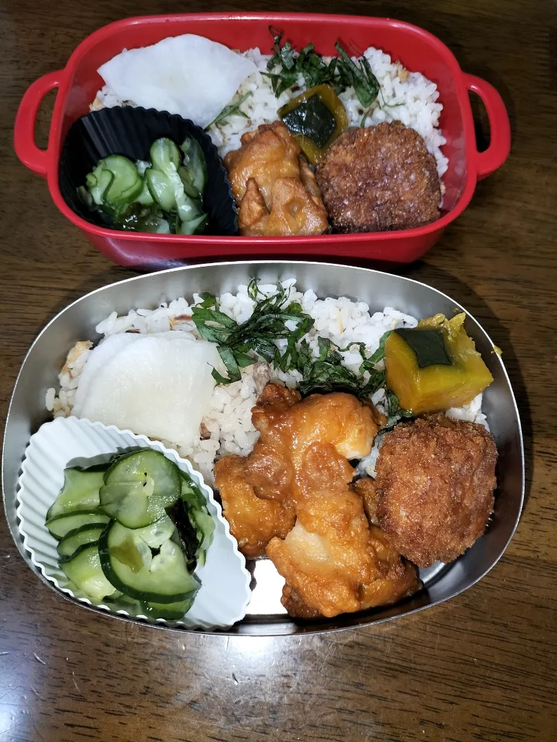 旦那弁当　私弁当🍱
　サバ缶と梅干の炊き込みご飯😄|miimiさん