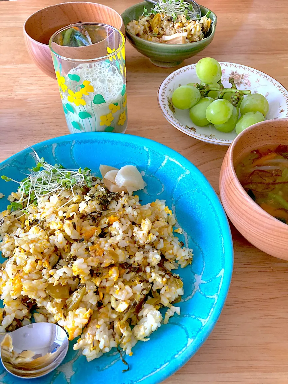 高菜チャーハン♡モズクのお味噌汁♡バナナと生モリンガの甘酒豆乳シェイク♡シャインマスカット|さくたえさん