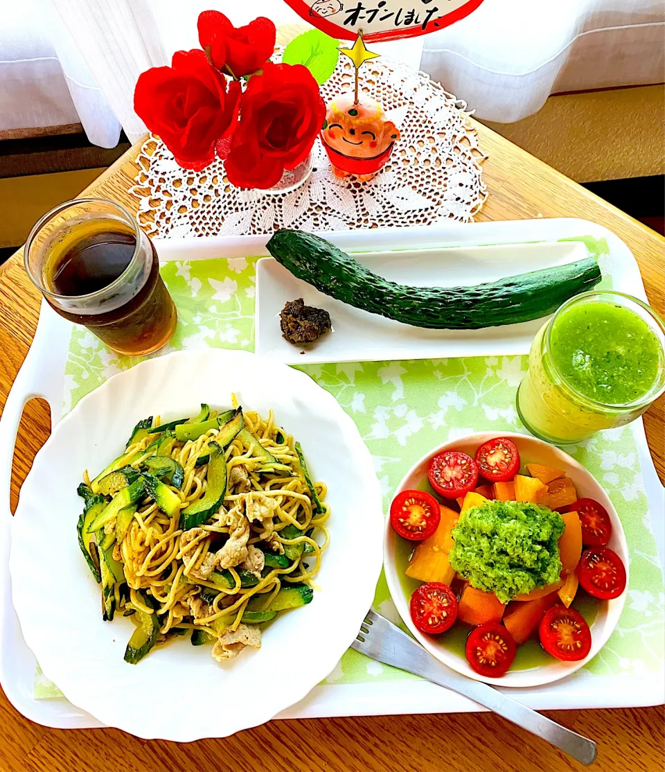 Snapdishの料理写真:夏バテ解消メニュー💦胡瓜尽くしメニュー🥒胡瓜と豚肉の紫蘇味噌パスタ🍝味噌胡瓜🥒胡瓜スムージー🥒ドレッシングサラダ🥗我が家の採れたて胡瓜🥒です^ - ^|HAMI69さん