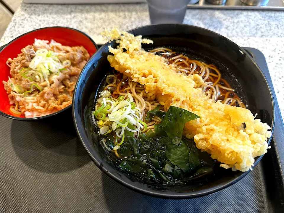 ミニ梅だれ豚丼セット　温かいそばにイカ天|マハロ菊池さん