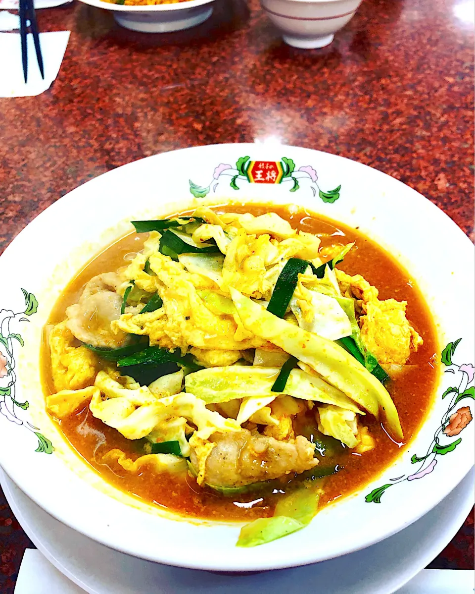 餃子の王将　豚辛ラーメン|しのてらさん
