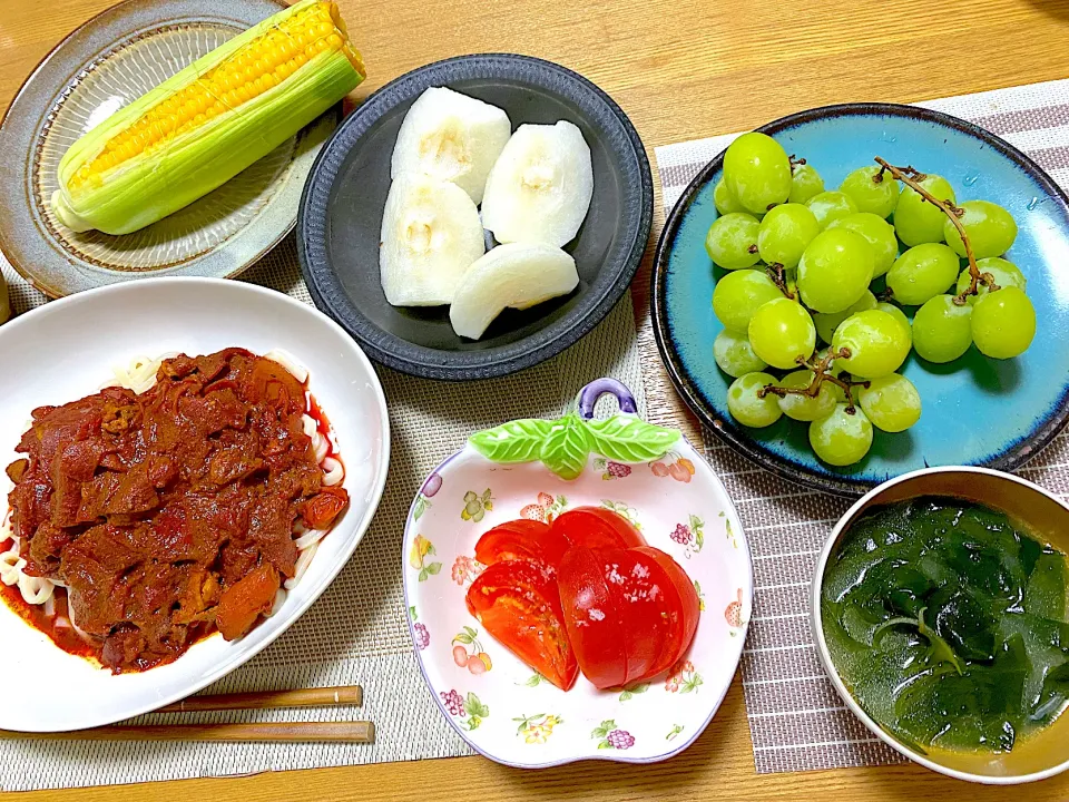 ビーツとトマトと玉ねぎのカレーうどん、わかめ入りチキンスープ🐓、朝採れとうもろこし🌽、梨、シャインマスカット、塩トマト🍅|1614さん