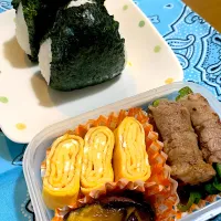 Snapdishの料理写真:スピード弁当(おにぎり、ピーマンとアスパラの牛肉巻き、茄子の味噌炒め、だし巻き卵)|はなはなさん