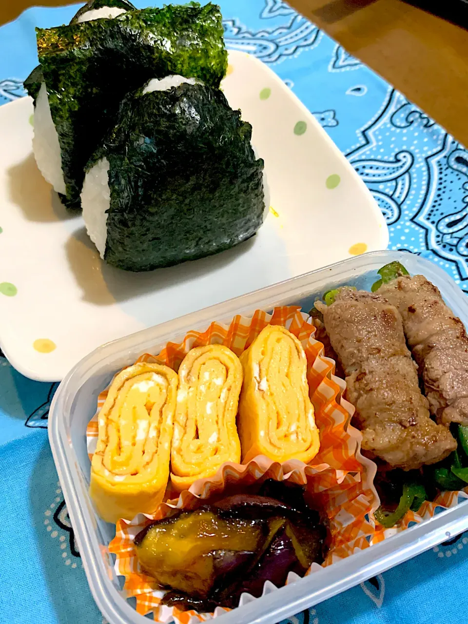 スピード弁当(おにぎり、ピーマンとアスパラの牛肉巻き、茄子の味噌炒め、だし巻き卵)|はなはなさん