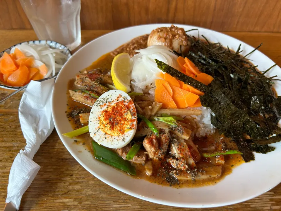 キーマクラシックとタイ風チキンのあいがけ🍛🔥🇹🇭味玉トッピング🥚ピクルスマシマシ🥒|buhizouさん