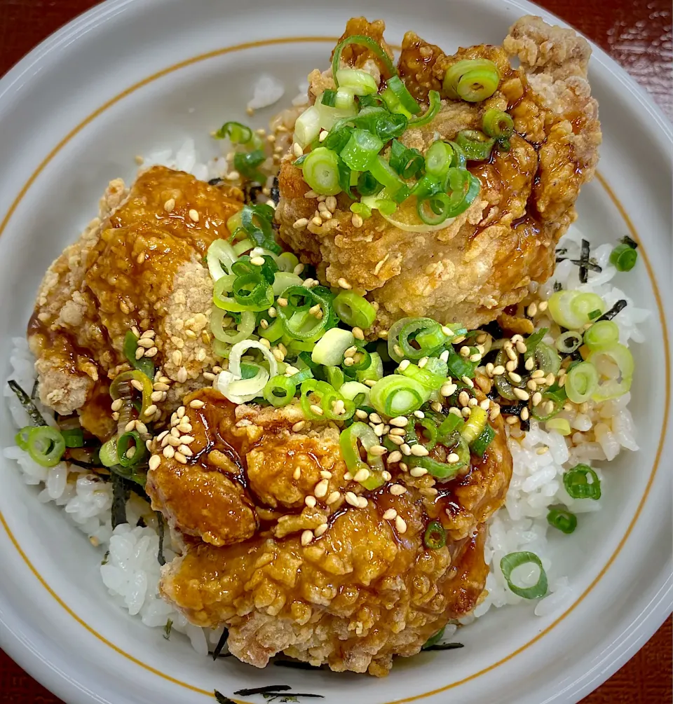 唐揚げ丼 590円|すくらんぶるえっぐさん