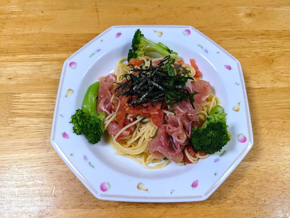 Snapdishの料理写真:生ハムと完熟トマト、青紫蘇の冷製パスタ・塩茹でブロッコリー添え|トヨシと申します。さん