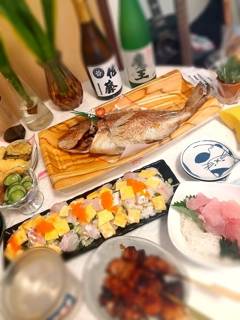 還暦誕生日のおもてなし料理😊
タイの尾頭付きはお魚屋さんでお願いしました✨|スナックるみさん