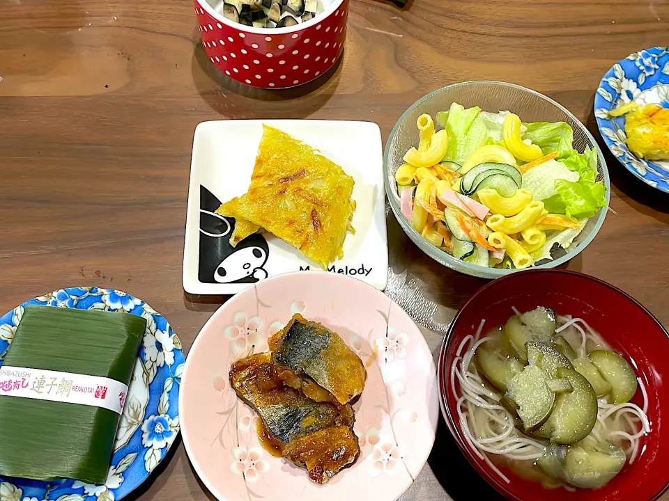 Snapdishの料理写真:頂き物笹寿司　冷凍鯖の甘酢あん　茄子の煮麺　マカロニサラダ　じゃがいものカレーチーズガレット|おさむん17さん