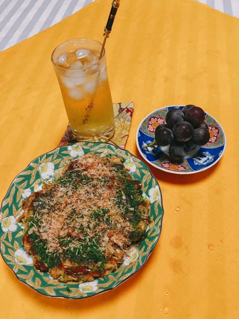 grandmaの晩ごはん☆ 今夜はお好み焼き
ニラ、えのきだけ、もやし、豚肉、玉子、豆腐、サニーレタス…２枚焼いたから、充分食べれる…
ぶどう🍇は昨日､解禁になったとか…差し入れです|kaoriさん