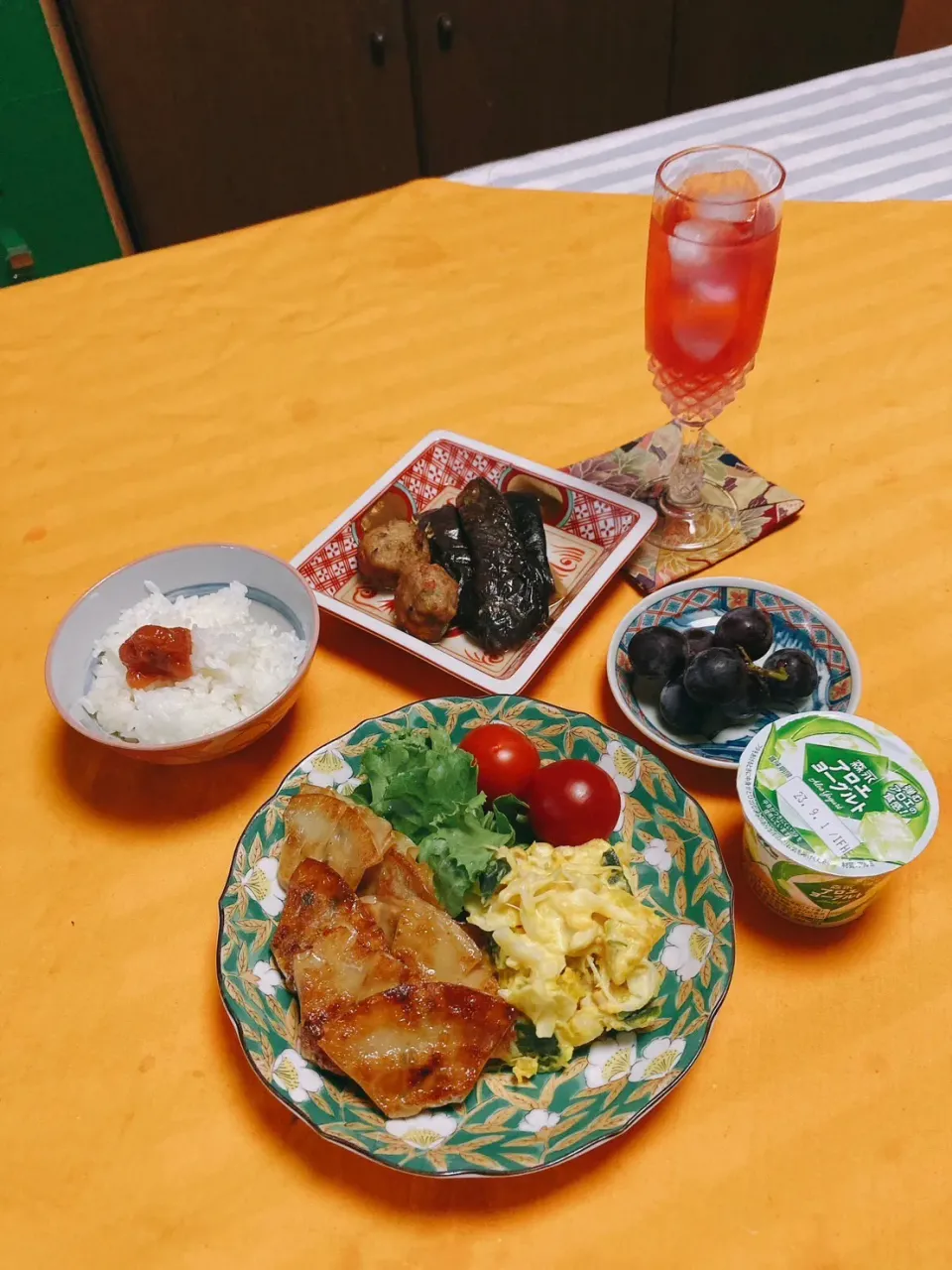 Snapdishの料理写真:grandmaの晩ごはん☆ 今夜はナス🍆の煮物、カボチャ🎃のサラダ、餃子…赤じそジュースで頂きます|kaoriさん