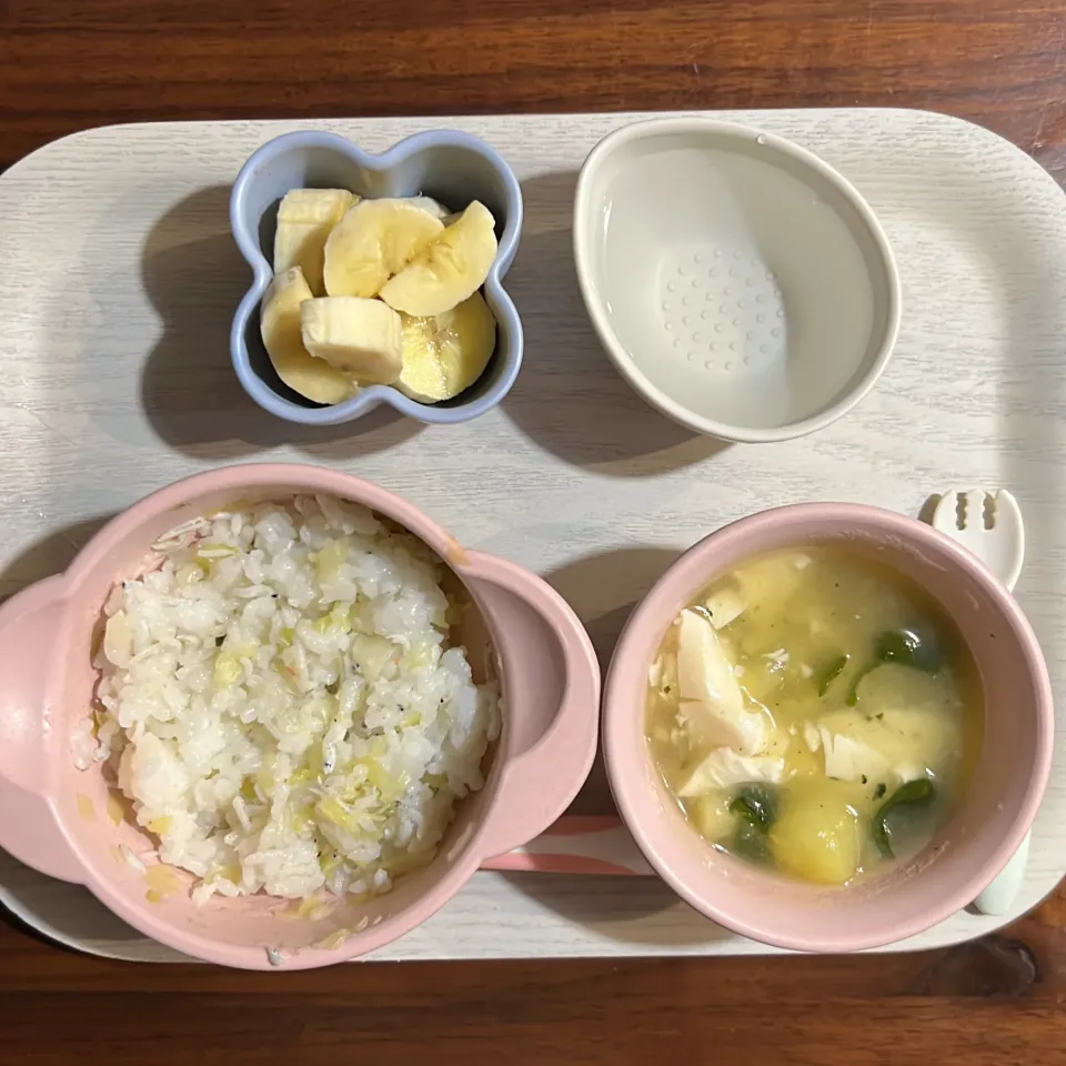 Snapdishの料理写真:しらすとキャベツのまぜごはん、じゃがいもととうふのみそ汁、バナナ、湯冷し|km2571さん