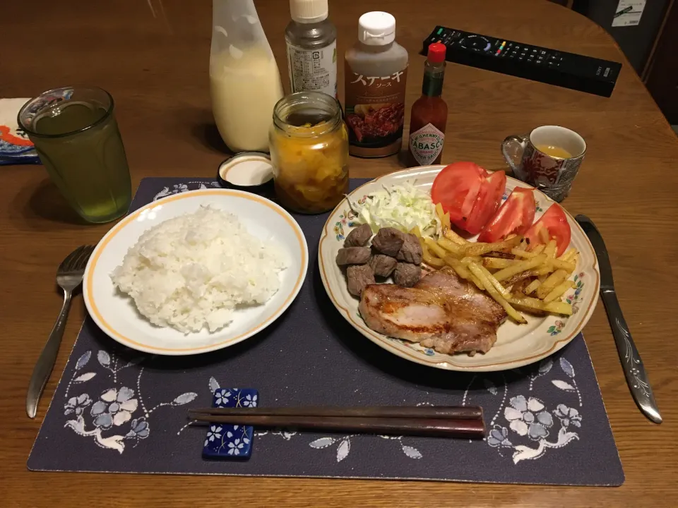 タスマニアビーフサイコロステーキ、ポークソテー、ジャガイモソテー、サラダ(夕飯)|enarinさん