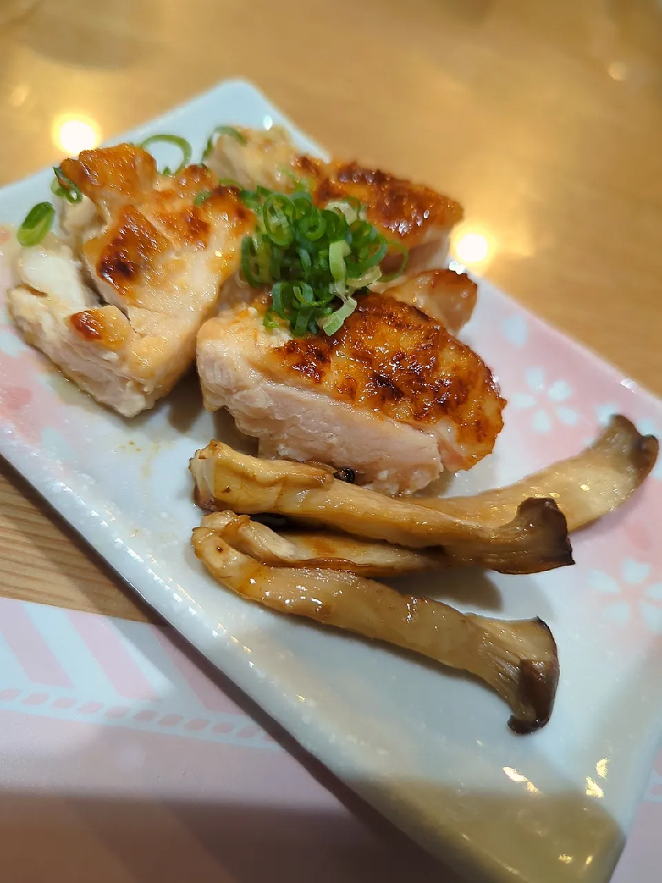 鶏むね肉の照り焼きとエリンギのバタポン焼き😋|みぽりん♪さん