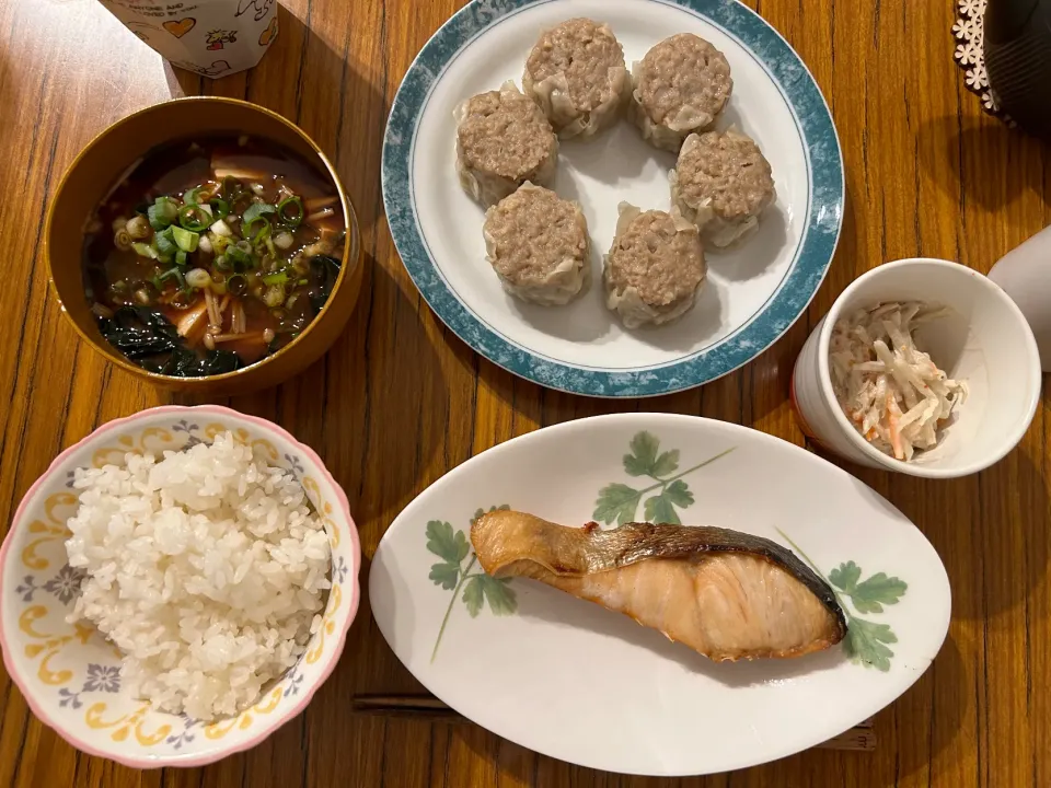 塩鮭、チルドしゅうまい、豆腐とえのきの味噌汁、ごぼうサラダ(コープ)|marronさん