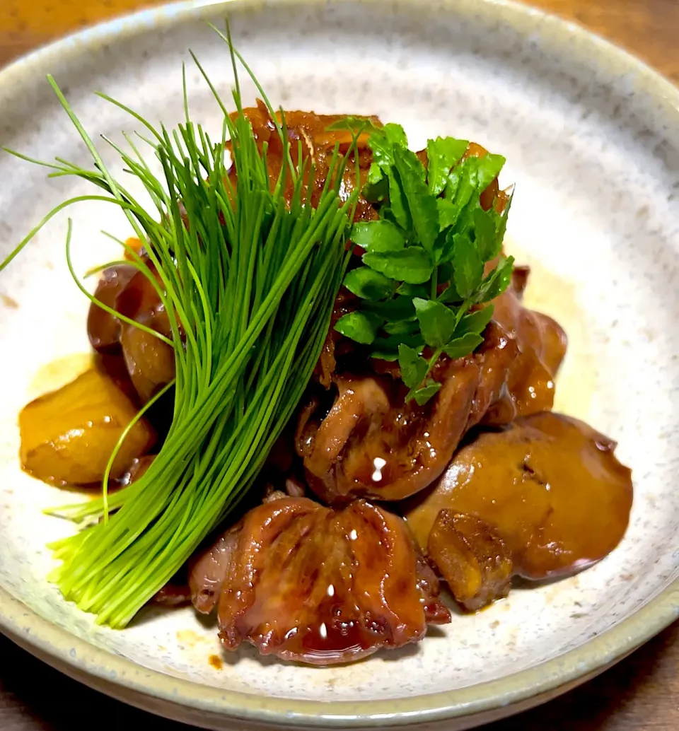 鶏肝と刻み生姜に芽ねぎと木の芽を添えて。お酒だけで鶏肝がしたるぐらいで煮付けます。調味料は、小さじザラメ1杯と醤油とミリン少し多め。20分で、出汁が飴色になれば出来上がりです。|リキュール ポアロさん