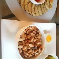 crakers, peanuts, egg ,guacamole dip and sweet chilli sauce|Busisiwe Malunduさん