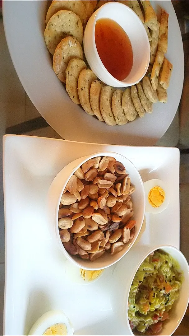 crakers, peanuts, egg ,guacamole dip and sweet chilli sauce|Busisiwe Malunduさん