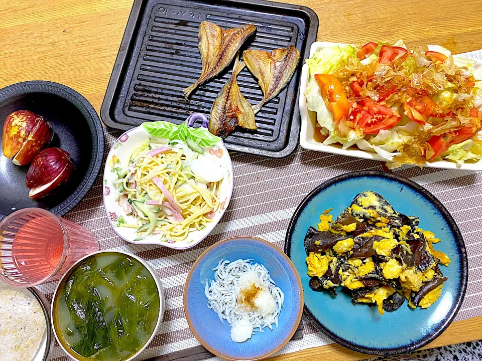 手作りあじの干物🐟、浜松しらすでおろし🐟、キクラゲ卵炒め🥚、スパサラダ、わかめチキンスープ🐓、自家製玉ねぎドレッシングサラダ🥗、自家栽培いちじく|1614さん