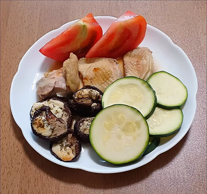 Snapdishの料理写真:鶏肉の昆布つゆグリル
ズッキーニ
しいたけのプロバンス風
トマト🍅
ご飯🍚|ナナさん