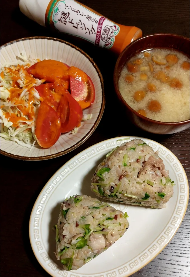 豚肉と生姜の炊き込みご飯でおにぎり～🍙|きつねさん