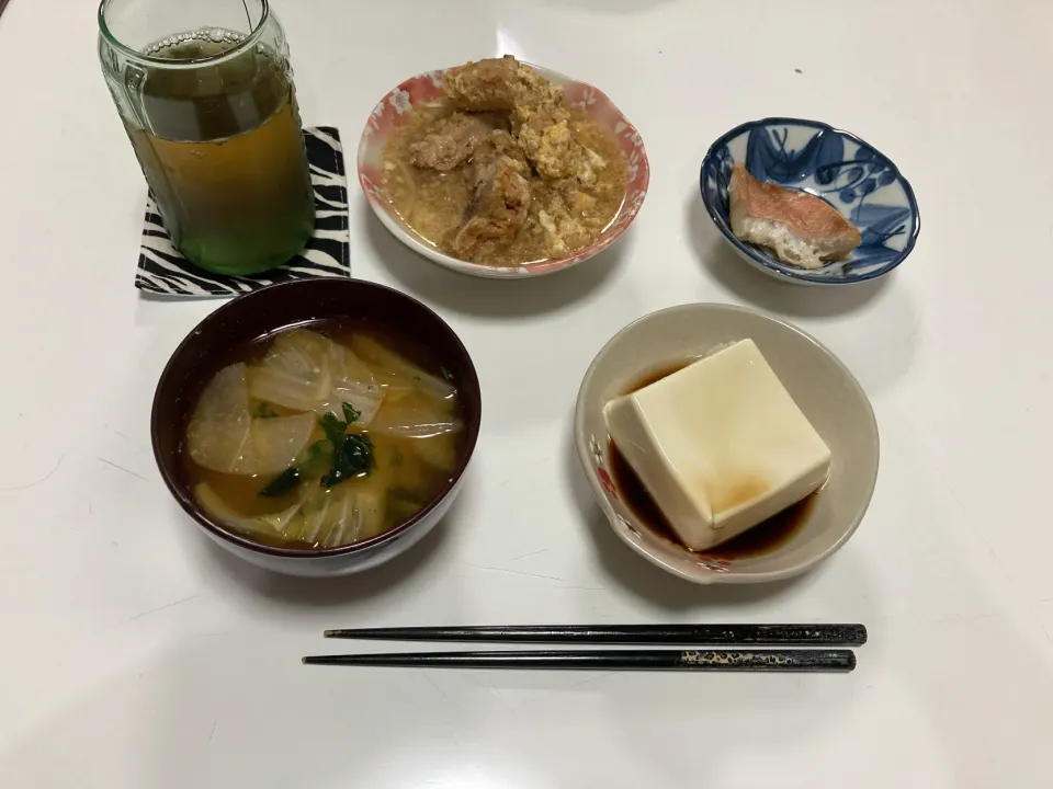 晩御飯☆冷奴☆赤魚の煮付け☆カツとじ☆みそ汁（白菜・大根・小松菜）|Saharaさん